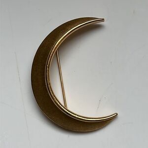 Vintage Trifari gold tone half moon/half circle brooch/pin